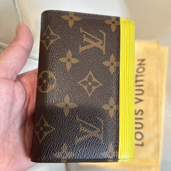 LV Marie-Lou Compact Wallet Pistache
new condition. No tags. Authentic. - Picture 6 of 17
